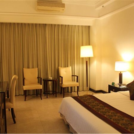 Clifford Golden Lake Hotel Фошан Екстериор снимка