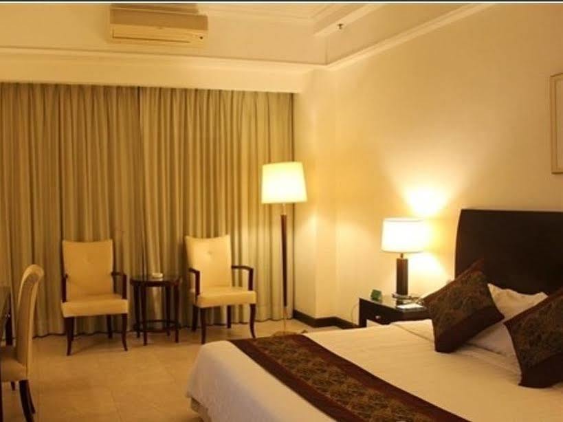 Clifford Golden Lake Hotel Фошан Екстериор снимка